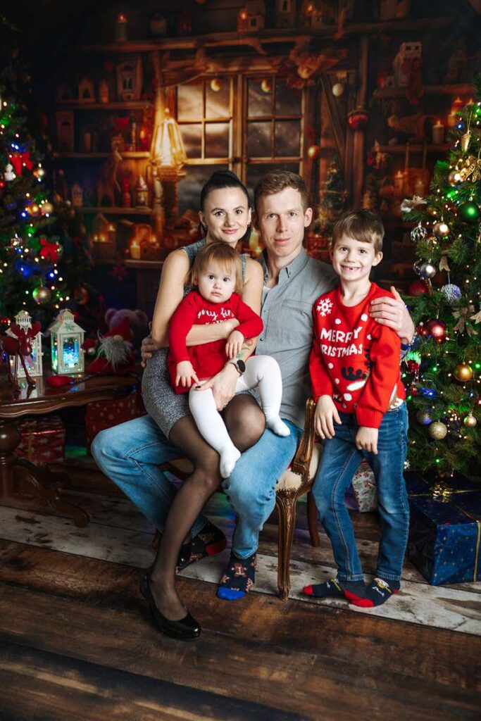 Fotografia świąteczna w Szczecinie w studio. Sesje rodzinne, narzeczeńskie i solo w świątecznym klimacie pełnym ciepła i emocji.